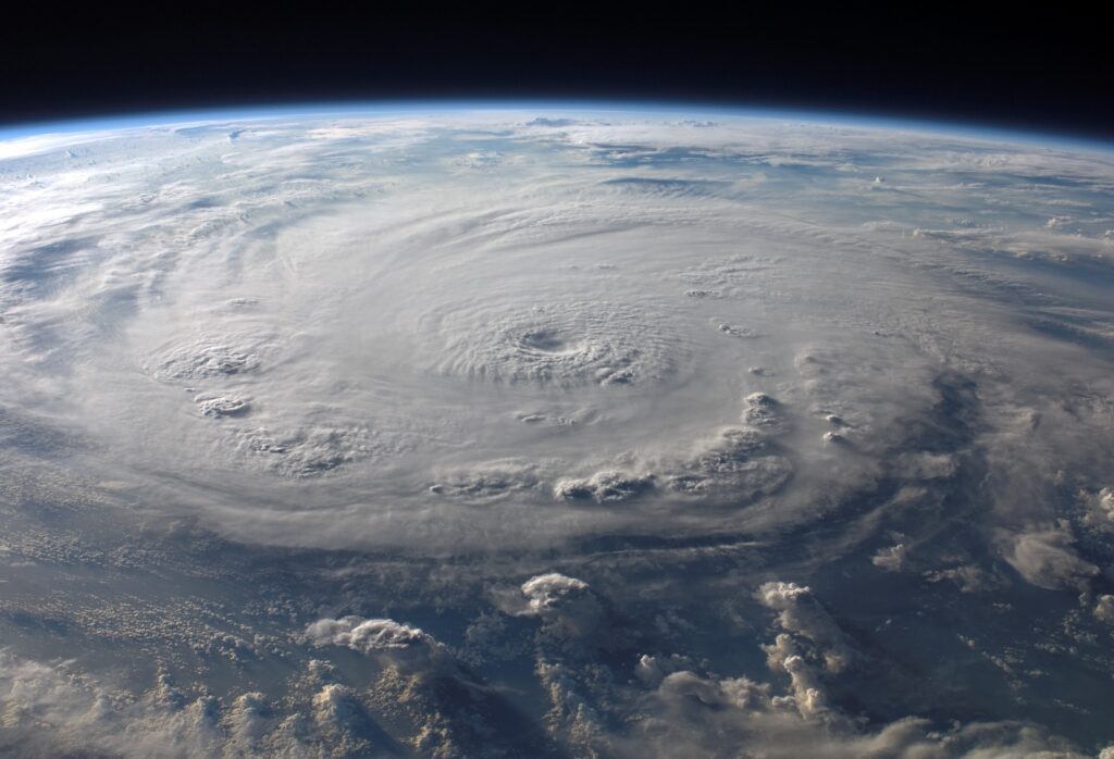 Topp 10 mest destruktiva stormar och orkaner som har drabbade jorden