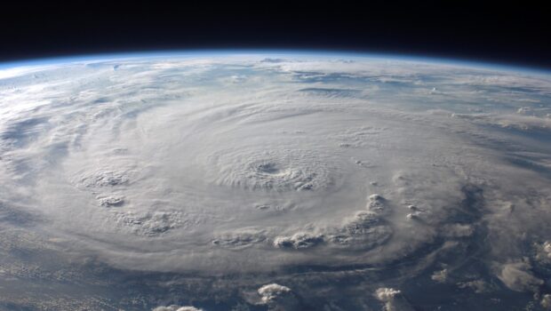 Topp 10 mest destruktiva stormar och orkaner som har drabbade jorden