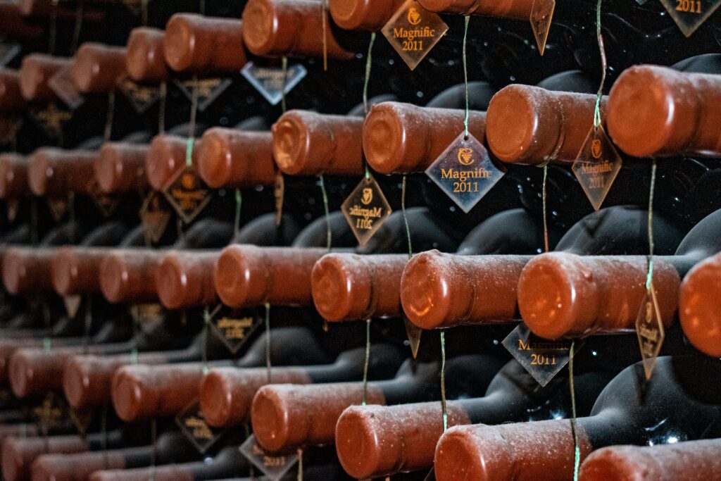 10 sätt att förvandla utrymmet under trappan till en sofistikerad vinkällare