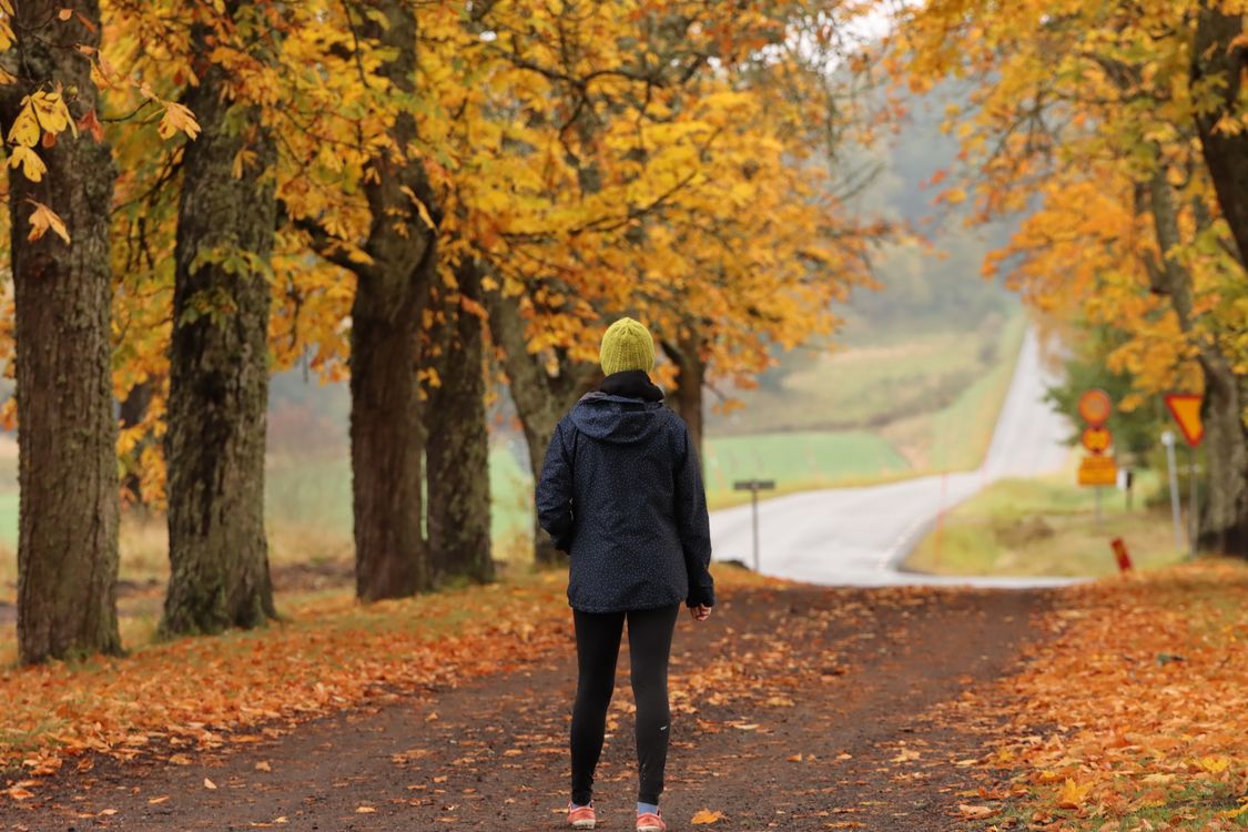 Person promenerar på en höstig väg i Jönköping i Sverige