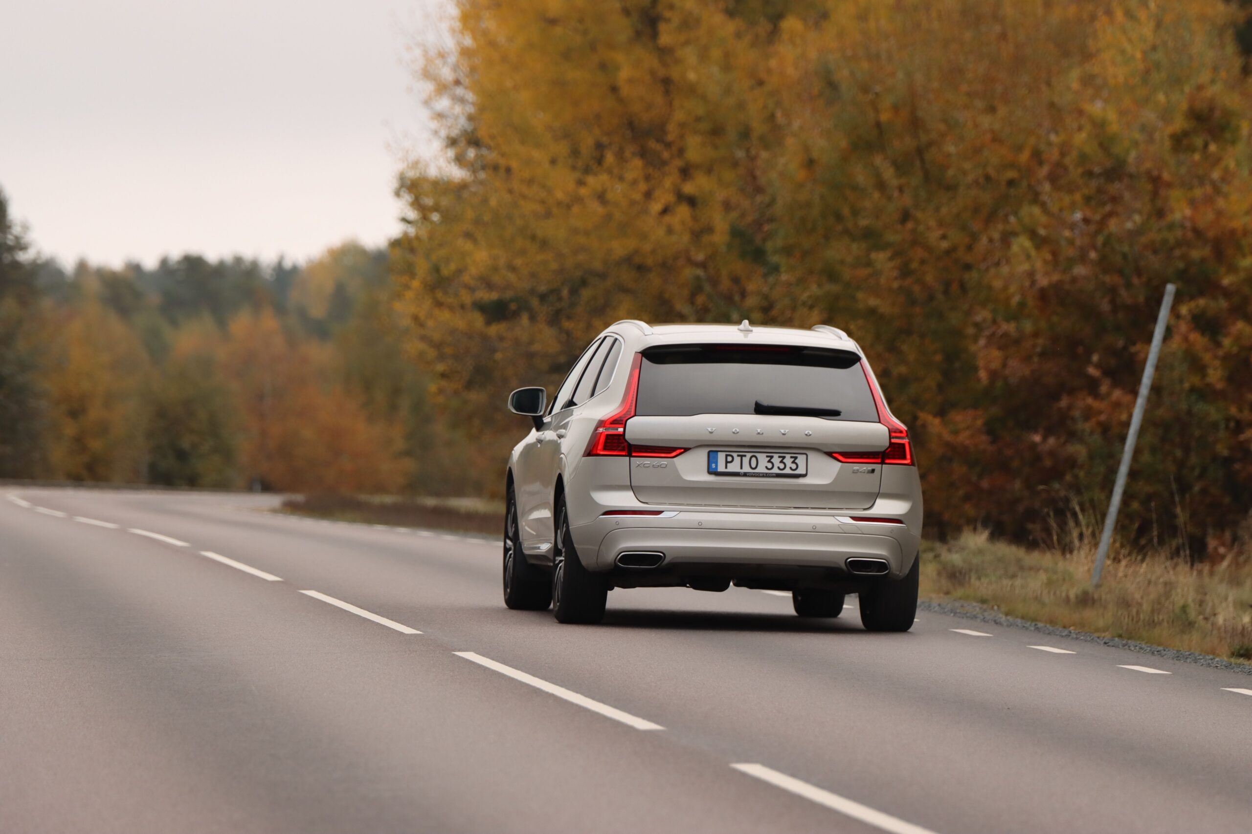 Volvo på en höstväg i Axamo i Jönköpings län inför vinterdäckssäsongen