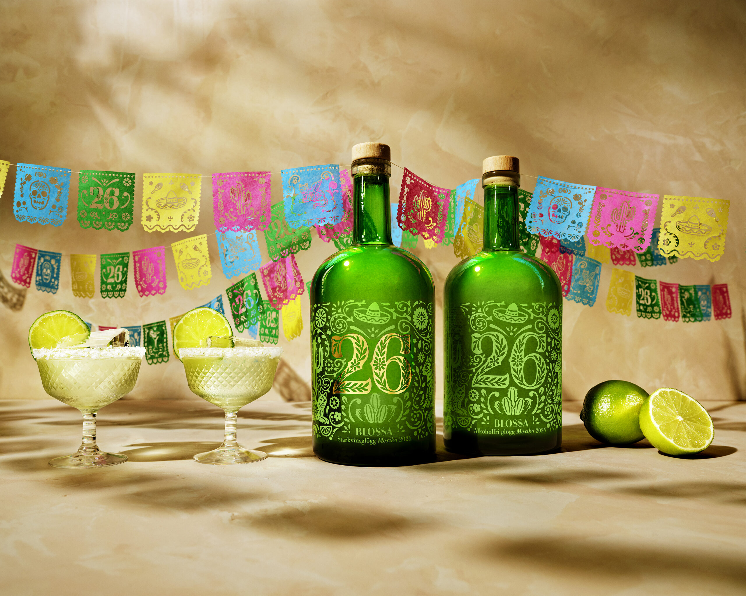 Blossa 26 årgångsglögg med lime och margaritaglas framför färgglada papel picado-flaggor