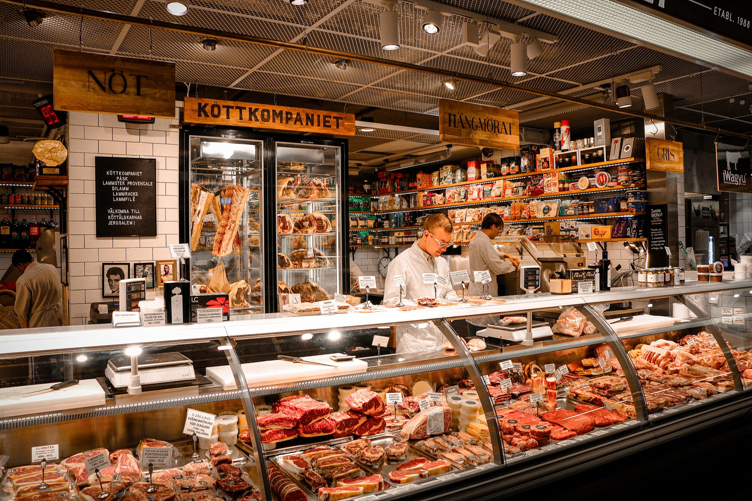 Matvaror i en saluhall i Stockholm efter sänkningen av matmomsen 2026