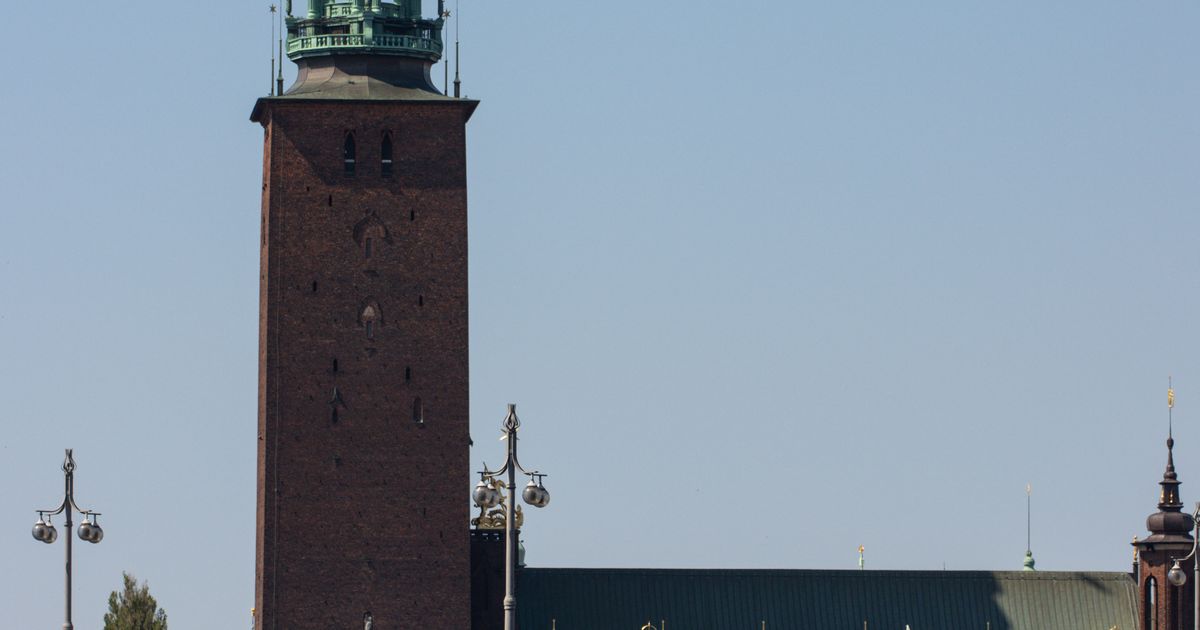 Stockholms stadshus vid Riddarfjärden under klarblå himmel
