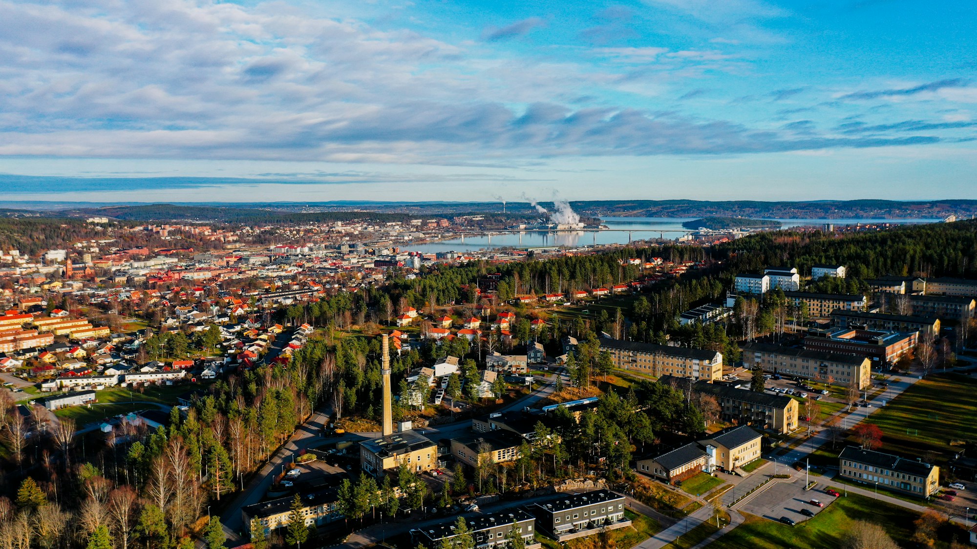 Utsikt över Sundsvall i Västernorrland med skog, stad och vatten