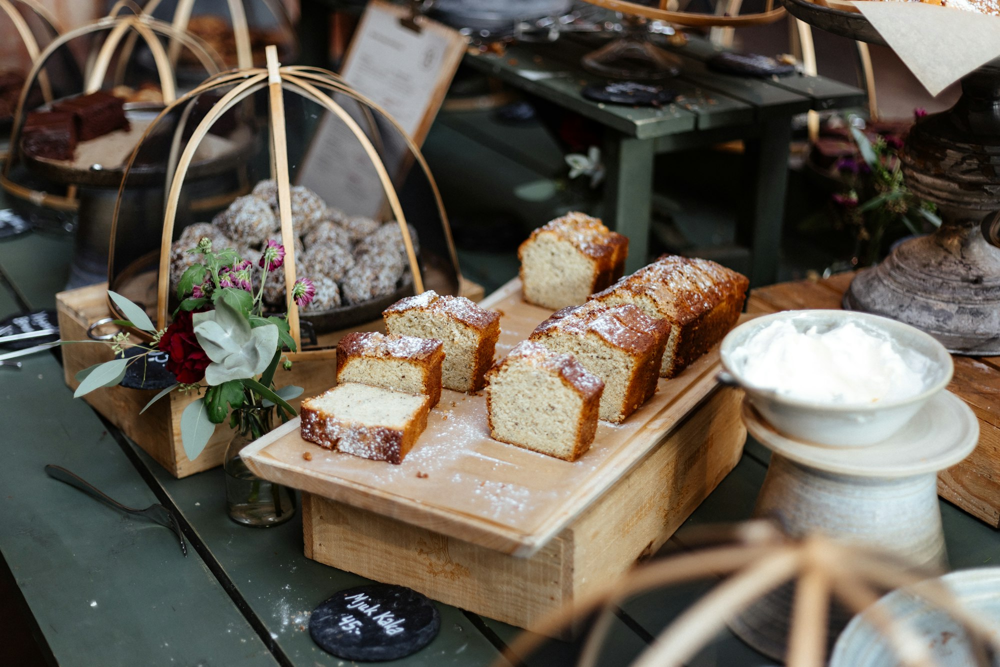 Svenskt fika med kakor på Rosendals Trädgård i Stockholm