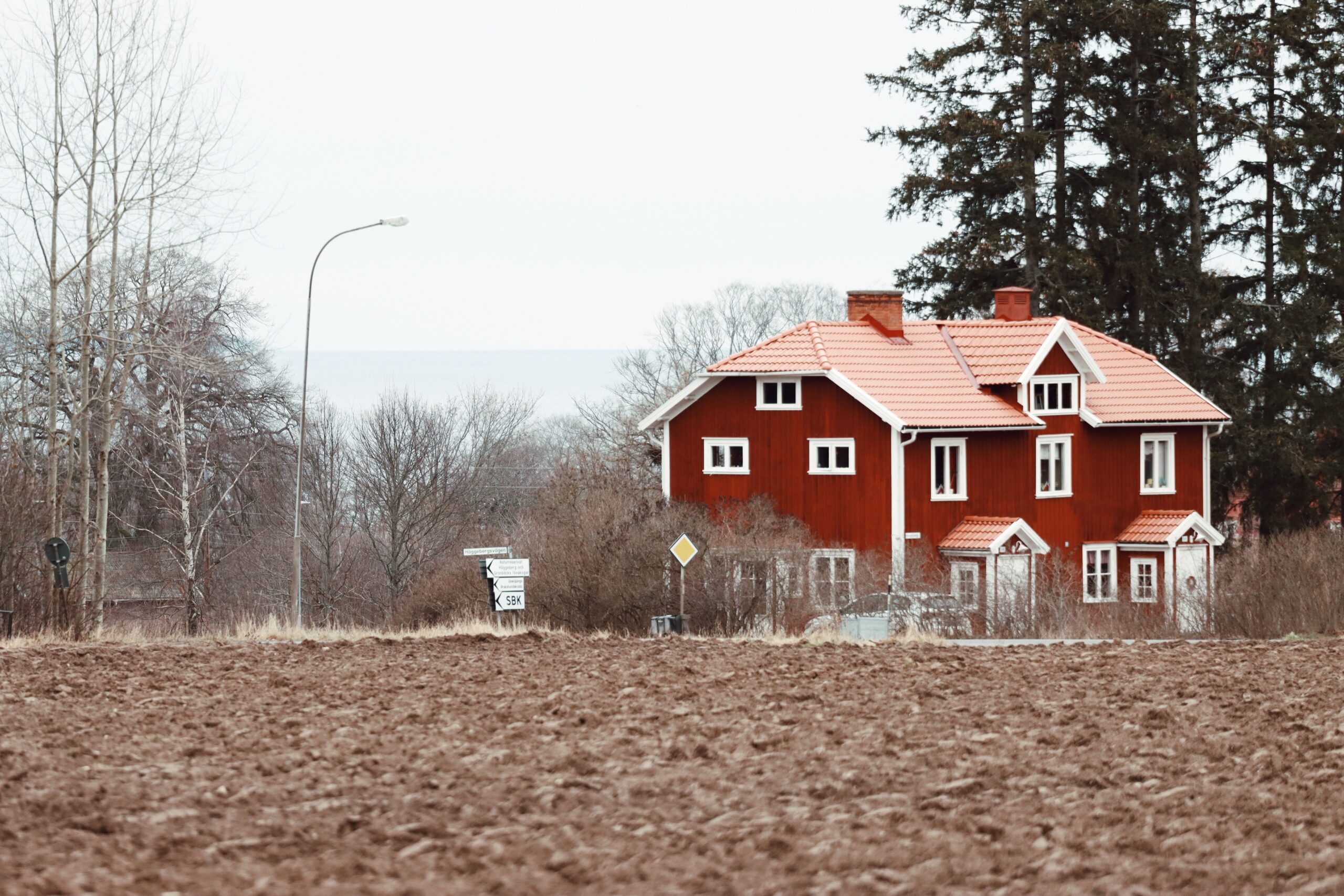 Rött svenskt småhus på landsbygden i Jönköpings län